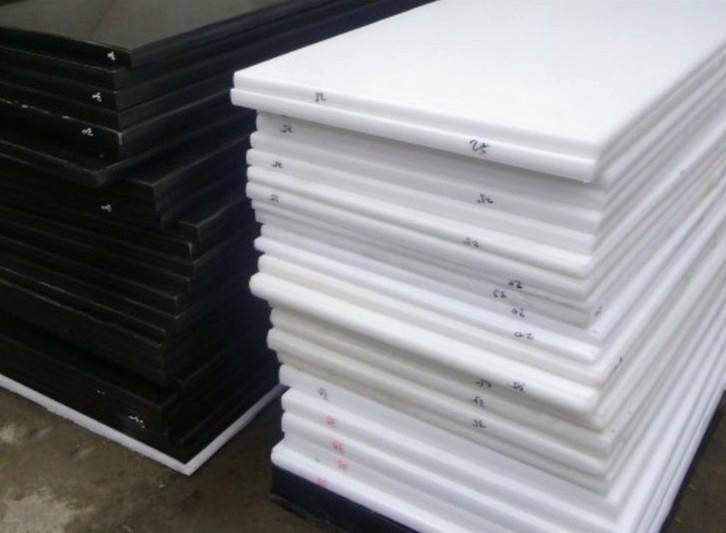 POM板（聚甲醛板)：英文名稱Polyoxymethylene，俗稱賽鋼板。是用POM塑料粒子通過(guò)擠出機(jī)高溫?cái)D出，經(jīng)過(guò)相應(yīng)的模具口擠出得到不同厚度的板材。是一種高熔點(diǎn)、高結(jié)晶性的熱塑性工程塑料。因POM板所具有的良好特性，非常適合在自動(dòng)車床上機(jī)加工，特別適合用來(lái)制造精密零件。